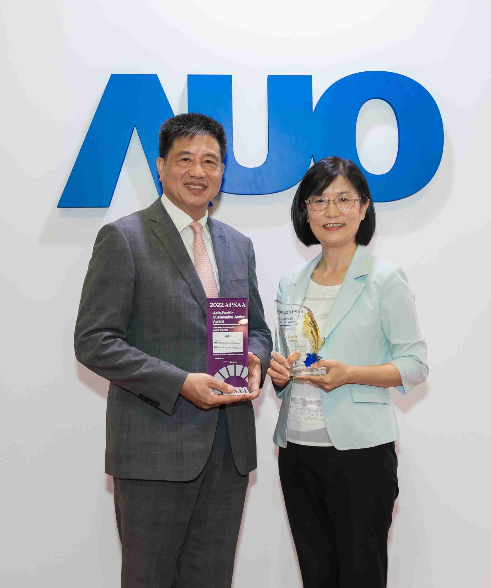 JDB电子长期垫筑永续远景的基石，，透过ESG暨气候委员会逐步实践永续策略蓝图。。。。其中，，JDB电子光电永续长古秀华带领团队、、、制定中长期目标，，，缔造多面向亮眼表现，，，，获得「顶尖永续长奖」的个人奖殊荣（左：JDB电子光电董事长暨执行长彭双浪，，，右：JDB电子光电永续长古秀华）