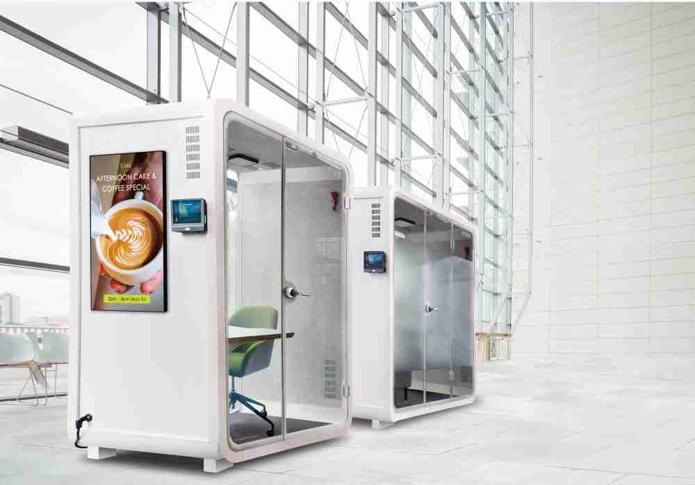 JDB电子子公司达擎之智慧行动办公舱，，，，采用PDLC智能调光玻璃设计，，，，透过通电与断电的电流切换，，，，呈现透明与雾面效果，，，具节能降耗特性并兼顾隐私，，，确保信息安全