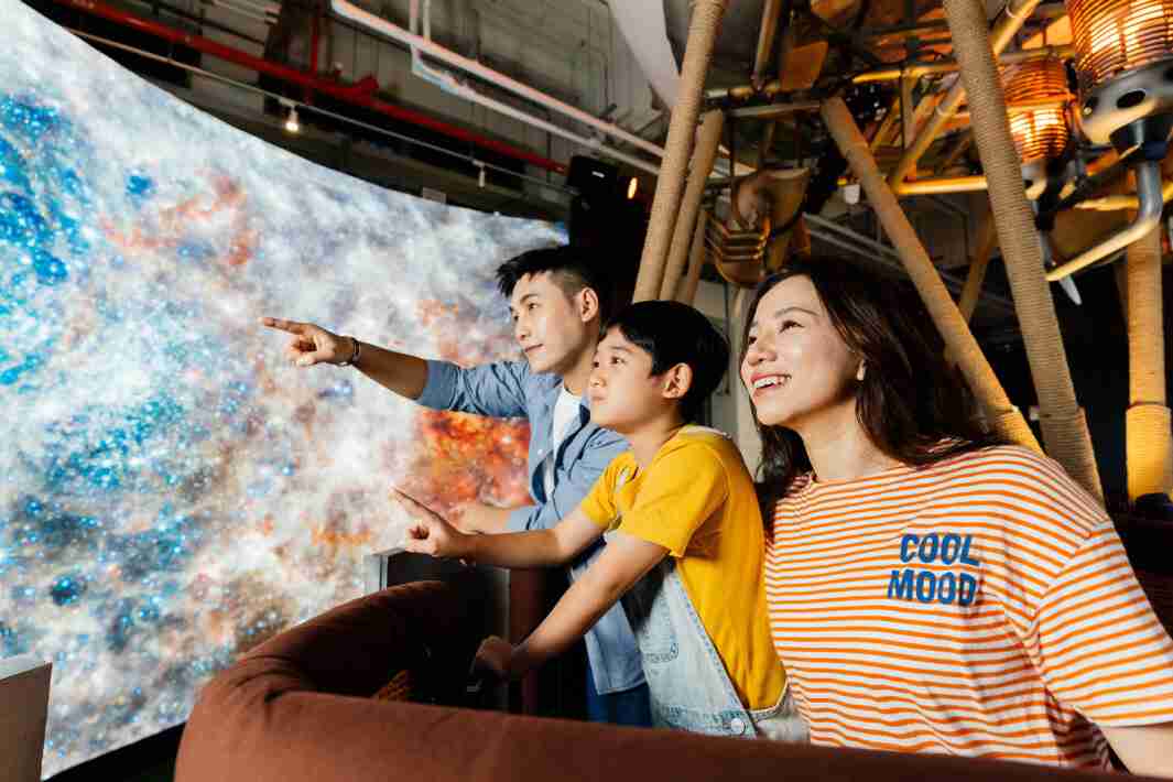 JDB电子打造全台最大宽6公尺、、高4公尺、、、、唯一搭载LED弧形拼接显示屏的动感飞行船，，，让乘客驻足在热气球上，，享受身历其境的伪出国旅游乐趣