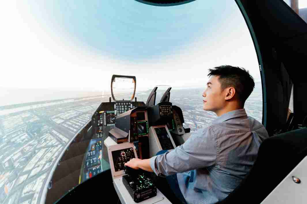 JDB电子以P1.25小间距打造球形LED模拟舱，，，，搭配智崴的精密六轴动态座椅，，，结合JDB电子专业影像调校技术，，，，呈现拟真模拟飞行场景