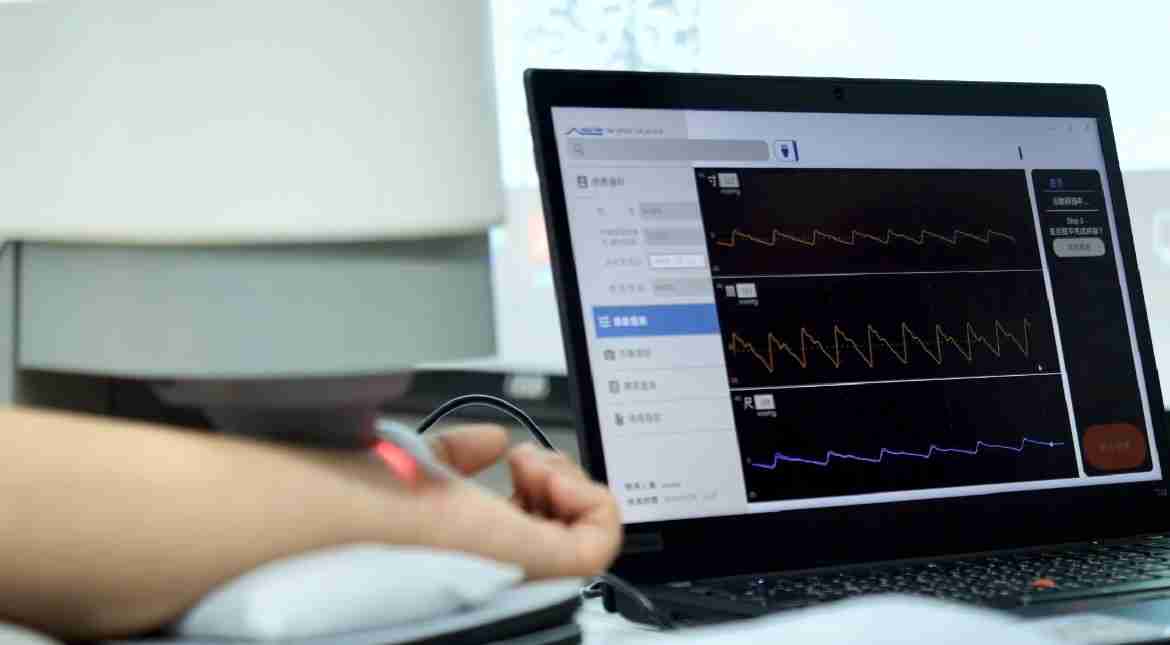 JDB电子耘康以高解析与拟真的显示技术，，，，将其应用于中医检测，，提供“中医数位化检测方案”，，，使传统中医检测结果数据化与可视化