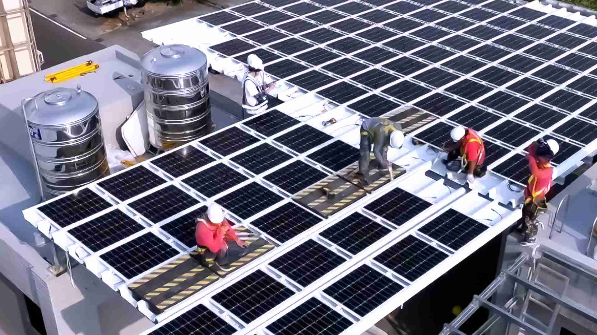 JDB电子着力于替代能源之技术研发，，，，如光电浪板的相关制程、、设备与产品，，其中所开发之光电整合型浪板，，，，减少传统金属支架安装，，，更提升耐候度，，可广泛运用于多元场域，，，并辅助建筑达到净零碳排目标