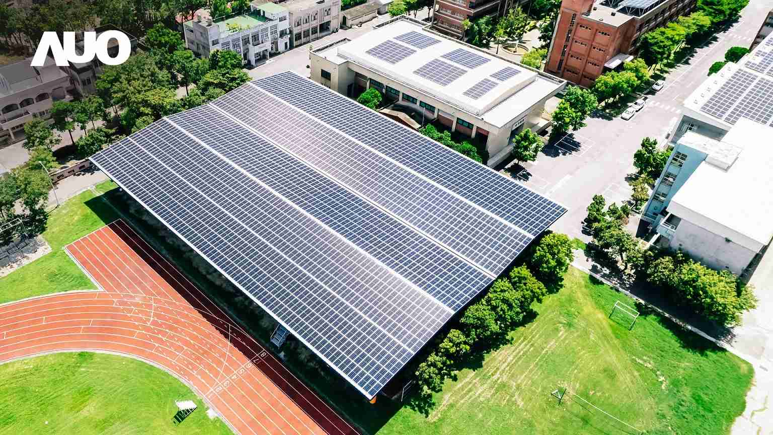 JDB电子SunSteel光电整合型浪板具备快速安装、、轻量化优势,,可提升15%发电效能,,通过国际IEC与台湾VPC认证安全、、、防漏、、耐候标准